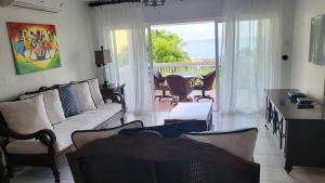 圣玛丽Sea Palms Beach Holiday的带沙发和椅子的客厅以及阳台。