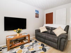 韦茅斯Lodmoor House的带沙发和电视的客厅