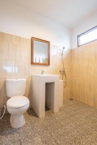 Maratua AtollSienna Resort的一间带卫生间、水槽和镜子的浴室