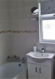 大雅茅斯Sunbeach Chalets的白色的浴室设有水槽和浴缸。
