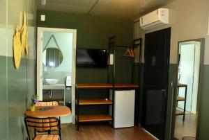 贝卢港Innbox - Porto Belo的客房设有桌子、冰箱和桌子。