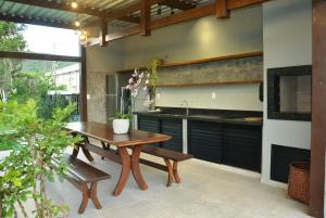 贝卢港Innbox - Porto Belo的厨房配有木桌和水槽。