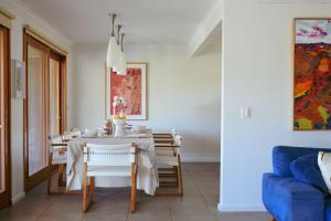 麦克拉伦谷Miravino – breathtaking vineyard views的白色的用餐室配有桌椅