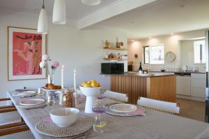麦克拉伦谷Miravino – breathtaking vineyard views的厨房以及带桌椅的用餐室。