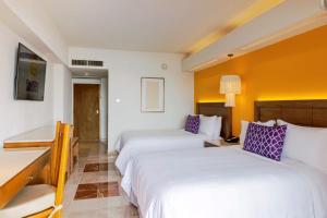 韦拉克鲁斯卡米诺睿尔韦拉克鲁斯酒店的酒店客房配有两张床和一张书桌