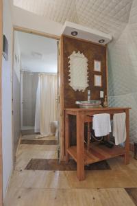 塔菲德尔瓦勒Glamping Tafí del valle的浴室配有木制梳妆台和盥洗盆