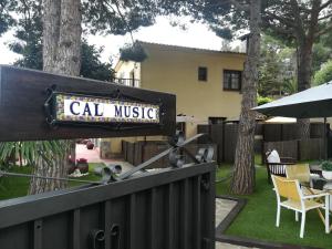 Premia de Dalt卡尔音乐住宿加早餐旅馆的 ⁇ 上读音乐的标语