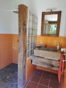 阿尔考斯布里VILLA CARMEN的一间带水槽和镜子的浴室