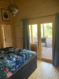 多尔恩Berghut的一间卧室设有一张床和一个滑动玻璃门