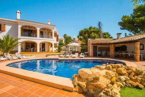 卡尔佩Villa Oceanic - PlusHolidays的一座带游泳池和房子的度假屋