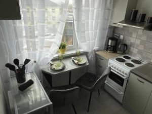 TapaTapa Guest Apartment的一个带桌子和窗户的小厨房