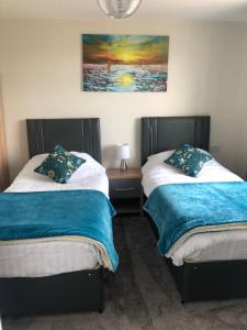 伍拉科姆海维斯乡村民宿酒店的卧室内两张并排的床