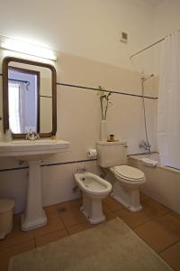 皮亚斯Betica Hotel Rural的一间带卫生间、水槽和镜子的浴室