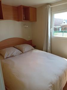 Biville-sur-MerLA CASA的卧室配有白色的床和窗户。