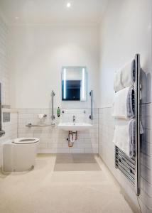 爱丁堡Toby Carvery Edinburgh West by Innkeeper's Collection的白色的浴室设有卫生间和水槽。