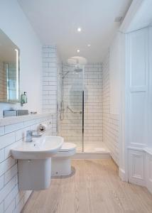 爱丁堡Toby Carvery Edinburgh West by Innkeeper's Collection的白色的浴室设有水槽和淋浴。