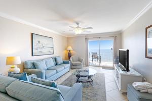格尔夫海岸Ocean House II 2602的带沙发和电视的客厅