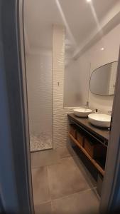 卡尔维Calvi, T3, vue mer, grande terrasse的浴室设有2个水槽和镜子