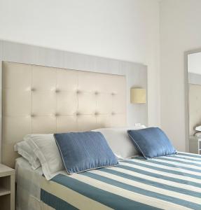 蒙特罗索阿尔马雷艾尔伯格德洋米奇酒店的一间卧室配有一张大床和两个枕头