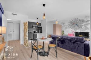 图卢兹L'ORMEAU FLAMINGO的客厅配有沙发和桌椅