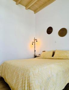 阿特米达Abuelo Apartment的卧室配有一张带白色墙壁的大床