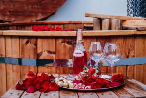 阿威罗Bird’s Home的一张桌子,上面放着一瓶葡萄酒和两杯酒