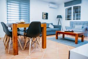 阿威罗Bird’s Home的客厅配有桌子和蓝色沙发