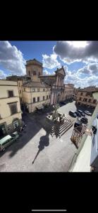 维泰博MONOLOCALE PIAZZA FONTANA GRANDE ALLOGGIO TURISTICO的享有拥有建筑和街道的城市美景