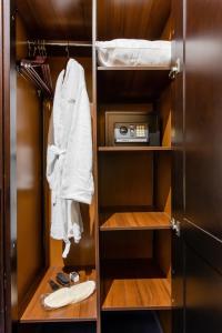 基辅Tiso Apart Hotel的一个带木制架子和毛巾的衣柜
