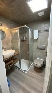 纳沙泰尔Aux chambres du Banneret的带淋浴、卫生间和盥洗盆的浴室