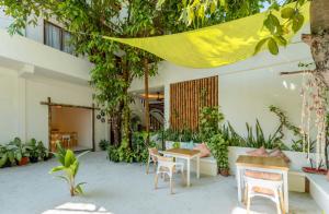 GaafaruNiru Isle Maldives的庭院配有桌椅和植物