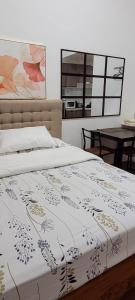 碧瑶White Oak Residences - Baguio Megatower 3的一张带白色床单的床,上面有鲜花