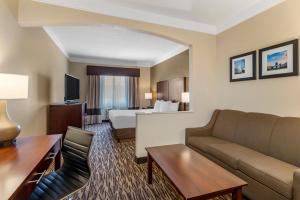 塞勒姆康福特套房酒店的酒店客房设有一张沙发和一张床
