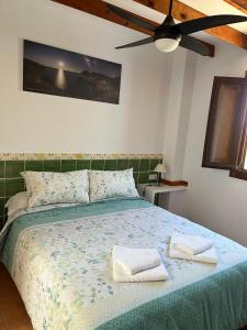 尼哈尔El Rincón de los Albaricoques的一间卧室配有一张床,上面有两条毛巾