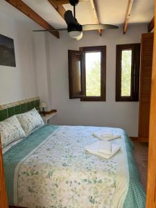 尼哈尔El Rincón de los Albaricoques的一间卧室配有一张床,上面有两条毛巾