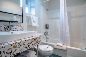 林肯市Seagull Beachfront Inn的白色的浴室设有卫生间和水槽。