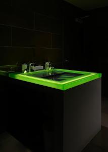 洛杉矶SIRTAJ – Beverly Hills的黑色浴室内的绿色水槽