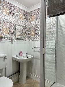 斯凯格内斯克拉伦斯酒店的一间带水槽和淋浴的浴室