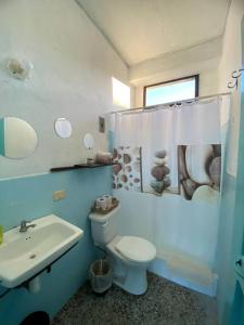 弗洛勒斯Habitación Privada en Flores的浴室配有白色卫生间和盥洗盆。