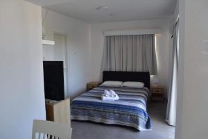 普罗塔拉斯Maria Holiday Apartments的一间卧室配有一张床,床上有毛巾