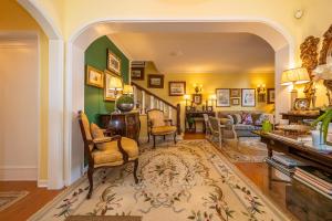 卡斯卡伊斯Lawrence House - Deluxe - Cascais的客厅设有绿色的墙壁和楼梯