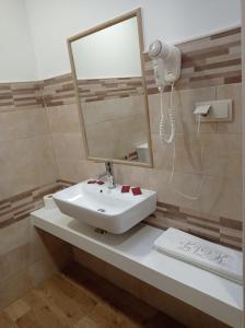 圣地亚哥－德孔波斯特拉LAST 12K的一间带水槽和镜子的浴室