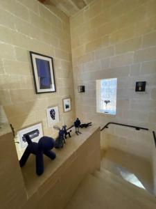 圣劳伦斯Dar Dragun: luxury 3BR bright spacious house & pool的浴室设有水槽,墙上挂有图片