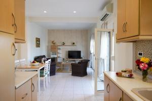 马斯蒂查里Kyriakos Apartment的厨房以及带沙发和桌子的客厅。