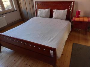 伊普尔Guesthouse Oude Houtmarkt的一间卧室配有一张木架大床