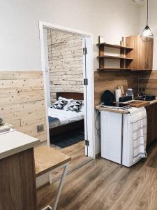 利沃夫Apart27的带卧室、床和厨房的客房