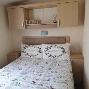 佩恩顿Gorgeous 3 bed static caravan at Hoburne Devon Bay, pet friendly的一间卧室配有带2个枕头的床