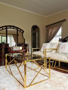 约翰内斯堡Exclusive Private Room in Joburg No loadshedding的客厅配有沙发和桌子