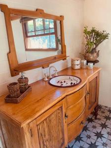 LindenParadise Lodge - Blue Mountains Wonderland的浴室配有带水槽的木制台面