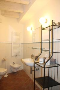 卡斯德尔诺沃贝拉登卡La casa di Elvira2的一间带水槽和卫生间的浴室